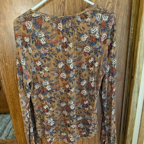 Lucky brand long sleeve floral blouse.  Size small. - Picture 4 of 9